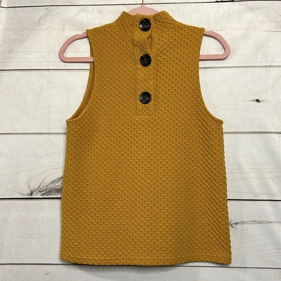 EUC eri + ali size small top with button details on back! - Picture 4 of 4